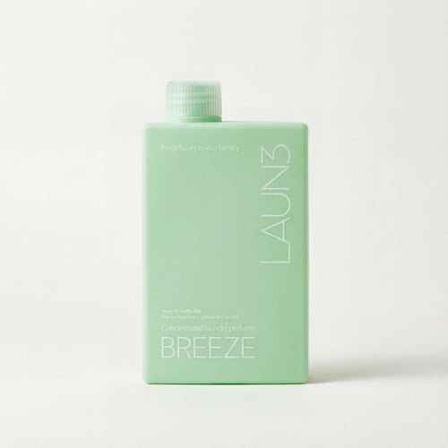 BREEZE wasparfum flacon met minimalistisch etiket lichtblauwe tint en tekst Wasparfum